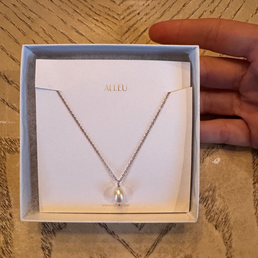 ALLEU Boutique Pearl Women’s Dainty Necklace White and Gold Box